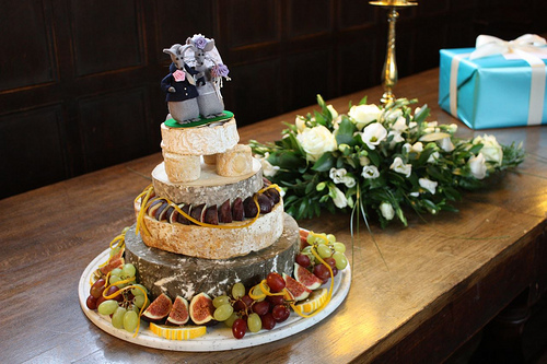 花嫁はワインにぴったりのケーキを選ぶ イギリスで人気を集める ナチュラルな ウェディングケーキとは 雑多な世界のニュースに好奇心